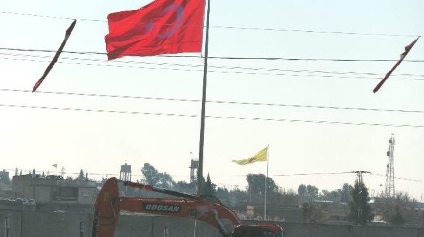 Suriye Sınırına Dev Türk Bayrağı Dikildi