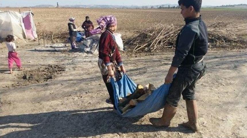 Isınmak İçin Kıyafetlerini Yakan Suriyelilere Odun Yardımı