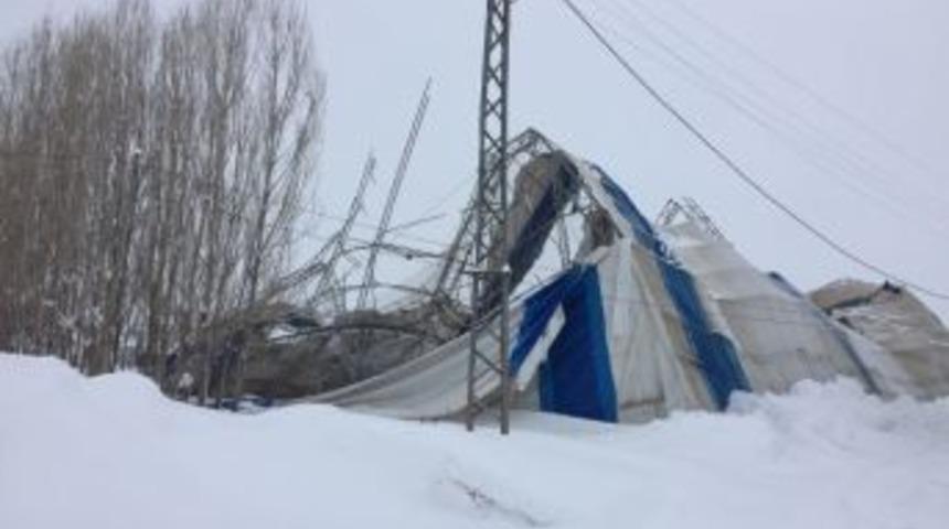 Kar Nedeniyle Halı Sahanın &Ccedil;atısı &Ccedil;&ouml;kt&uuml;