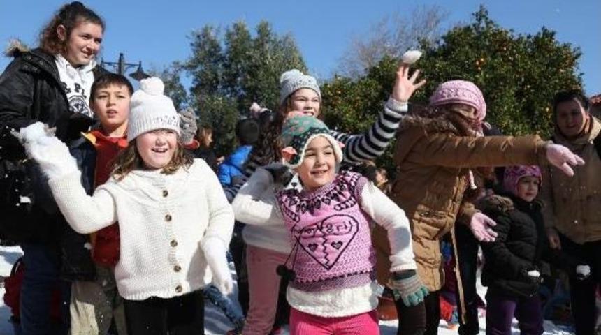 Antalya Kent Merkezinde Kartopu Savaşı