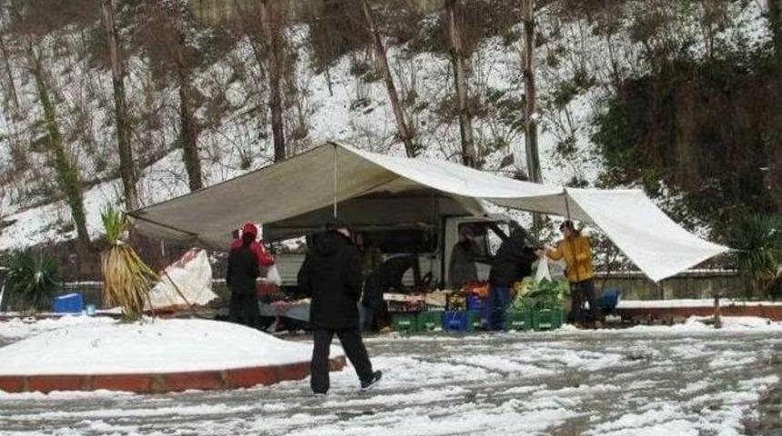 Kar Yağışı Pazar Kurulmasını Engelledi