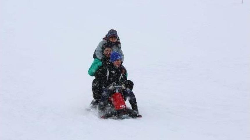Baş&ccedil;iflik'teki Kar Şenliğinde Renkli G&ouml;r&uuml;nt&uuml;ler