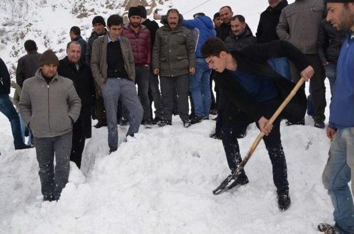 Karayoluna Düşen Çığı Elle Temizlediler G1