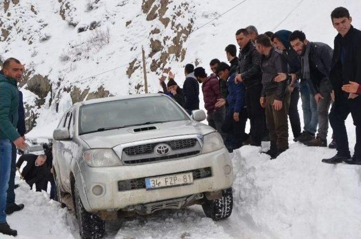 Karayoluna Düşen Çığı Elle Temizlediler G2