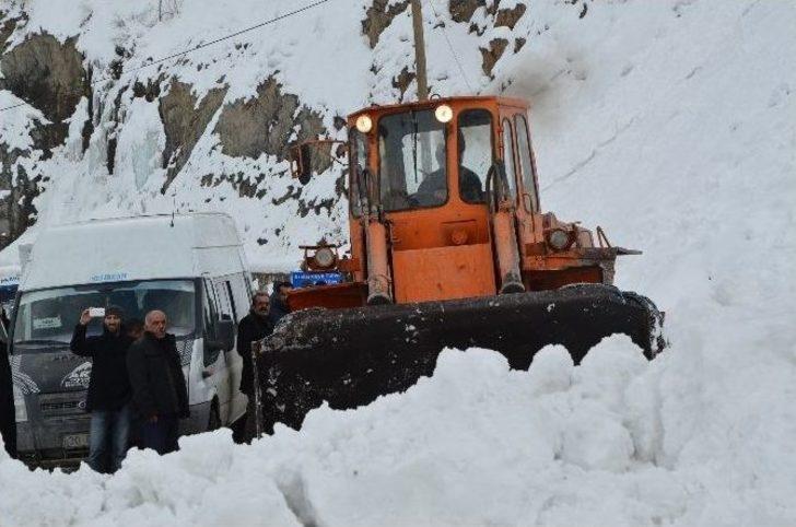 Karayoluna Düşen Çığı Elle Temizlediler G3