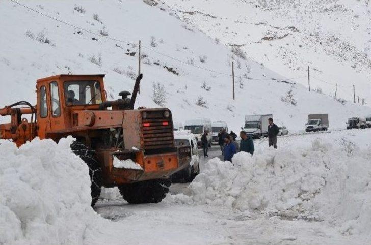 Karayoluna Düşen Çığı Elle Temizlediler G4