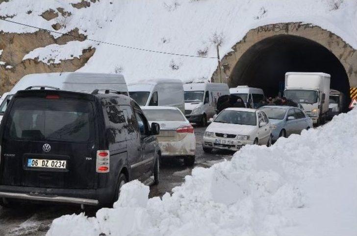 Karayoluna Düşen Çığı Elle Temizlediler G5