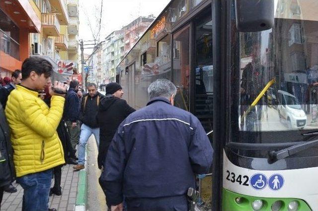 Otobüs Şoförünü Yol Vermeyince Sopalarla Dövdüler