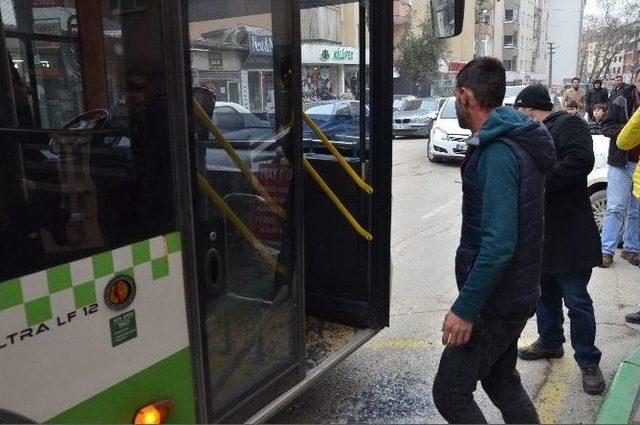 Otobüs Şoförünü Yol Vermeyince Sopalarla Dövdüler