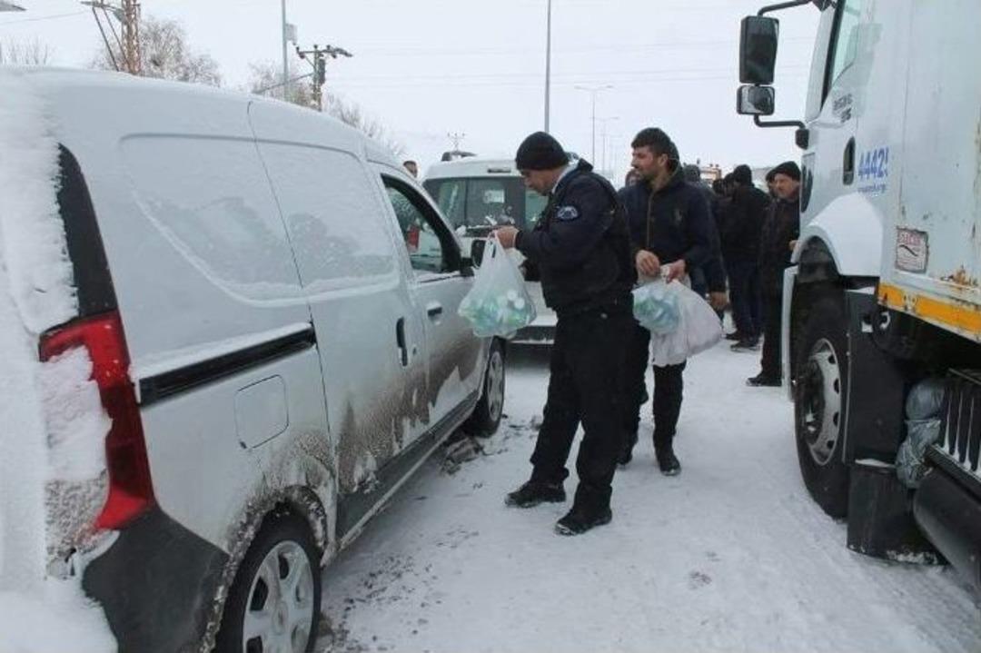 Tutak Kaymakamlığı Tarafından Mahsur Kalan Yolculara Yiyecek İkramı Yapıldı