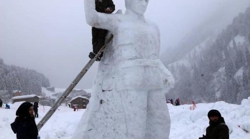 Ayder Yaylası'nda Kardan Atatürk Anıtı Yaptılar