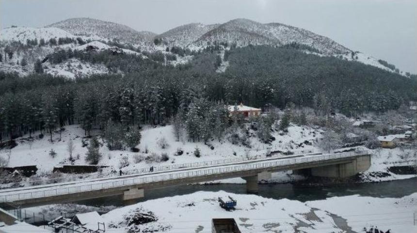 Baykan&rsquo;da Kar Yağışı S&uuml;r&uuml;yor