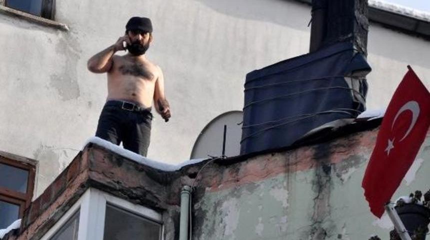 Çatıya Çıkıp Intihara Kalkıştı, 2 Saatte Ikna Edildi