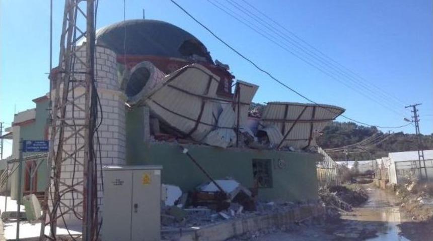 Bozyazı&rsquo;da Fırtınaya Dayanamayan Cami Minaresi Yıkıldı