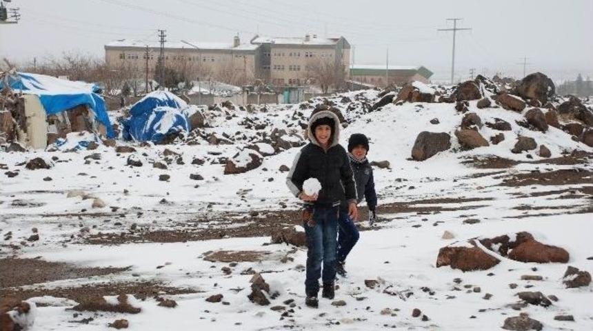 Kar Diyarbakır&rsquo;ı Beyaza B&uuml;r&uuml;d&uuml;