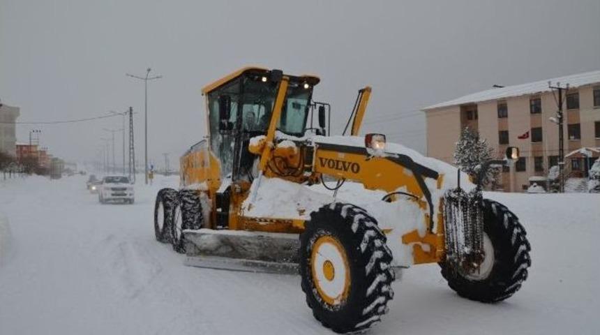 Bitlis&rsquo;te 100 Ara&ccedil; Karda Mahsur Kaldı