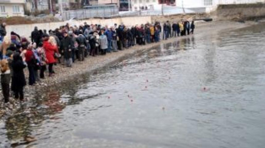 M&uuml;badiller Denize Karanfil Bıraktı