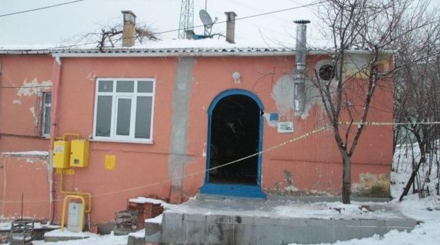 Yangını S&ouml;nd&uuml;rmeye &Ccedil;alışırken Zehirlenerek &Ouml;ld&uuml;