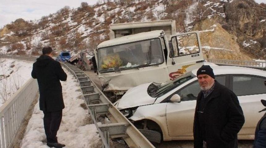 Başkent&rsquo;te Trafik Kazası: 3 &Ouml;l&uuml;, 3 Yaralı