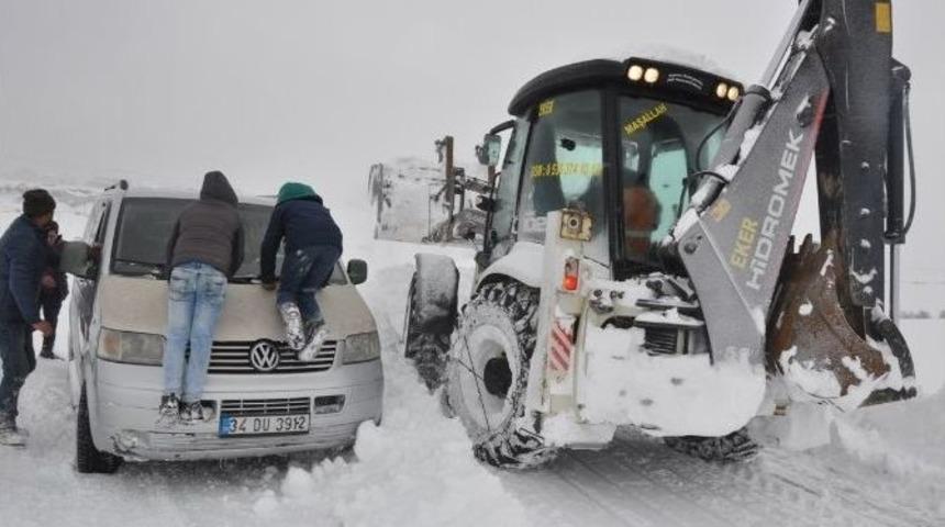 Tatvan’da Yolda Mahsur Kalan 21 Kişi Kurtarıldı