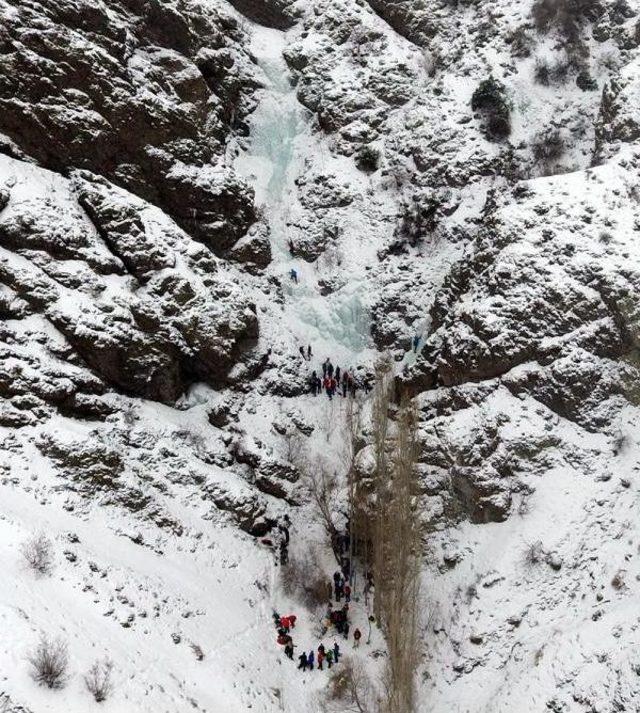 Genç Dağcılar, Buz Tutan Şelalelere Tırmandı