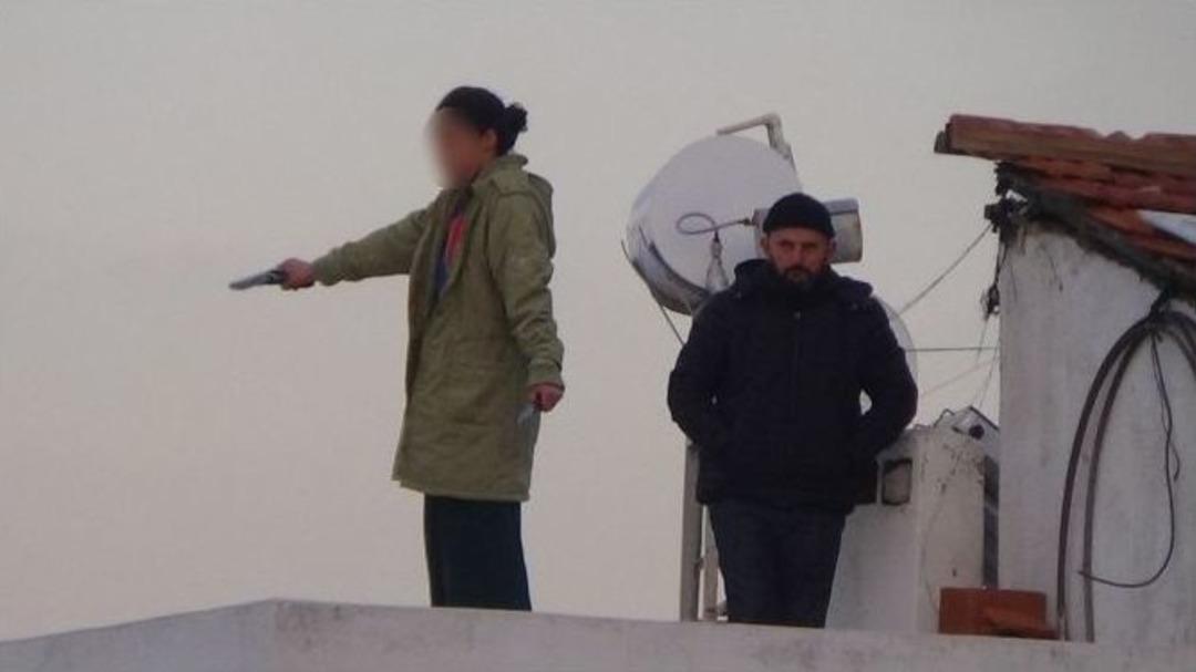 13 Yaşındaki Kız Bir Elinde Silah Bir Elinde Bı&ccedil;akla İntihara Kalkıştı