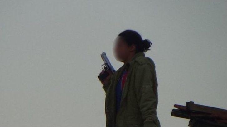 13 Yaşındaki Kız Bir Elinde Silah Bir Elinde Bıçakla İntihara Kalkıştı G1