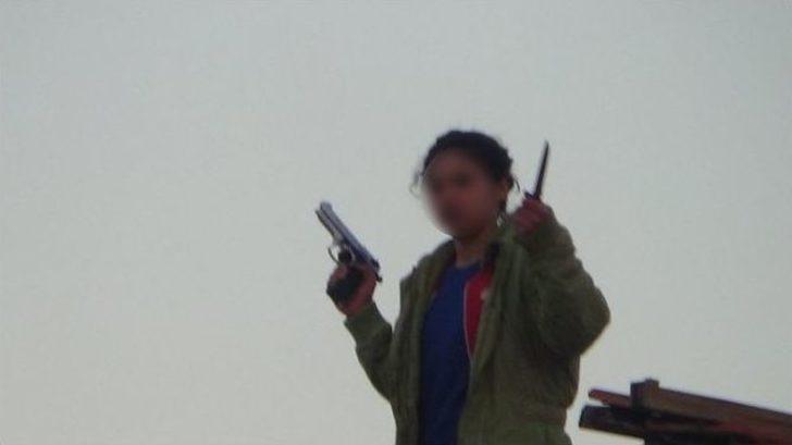 13 Yaşındaki Kız Bir Elinde Silah Bir Elinde Bıçakla İntihara Kalkıştı G2