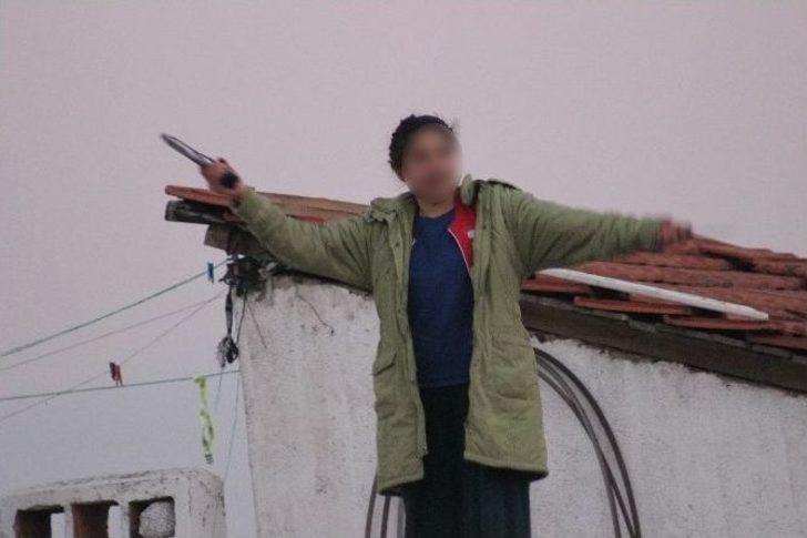 13 Yaşındaki Kız Bir Elinde Silah Bir Elinde Bıçakla İntihara Kalkıştı G4