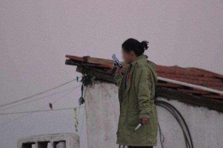 13 Yaşındaki Kız Bir Elinde Silah Bir Elinde Bıçakla İntihara Kalkıştı G5