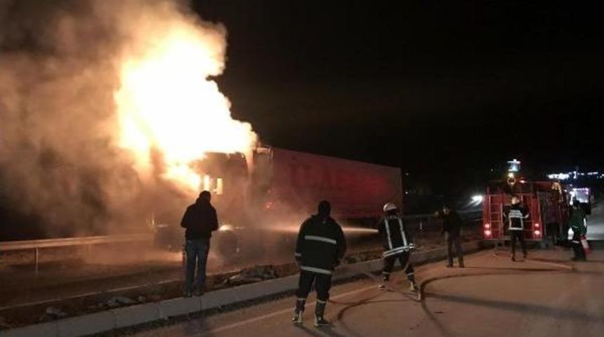 Kastamonu'da Seyir Halindeyken Alev Alan Tır Yandı