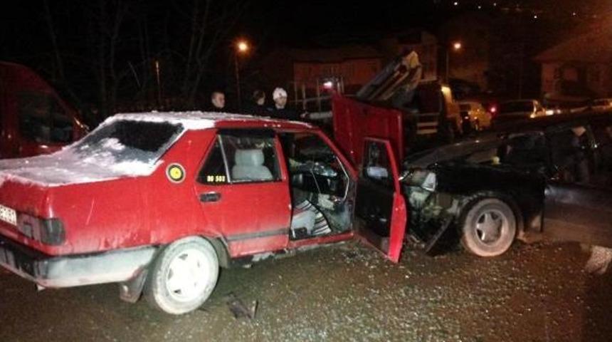 Polisten Ka&ccedil;an S&uuml;r&uuml;c&uuml; Kaza Yaptı: 2 Yaralı