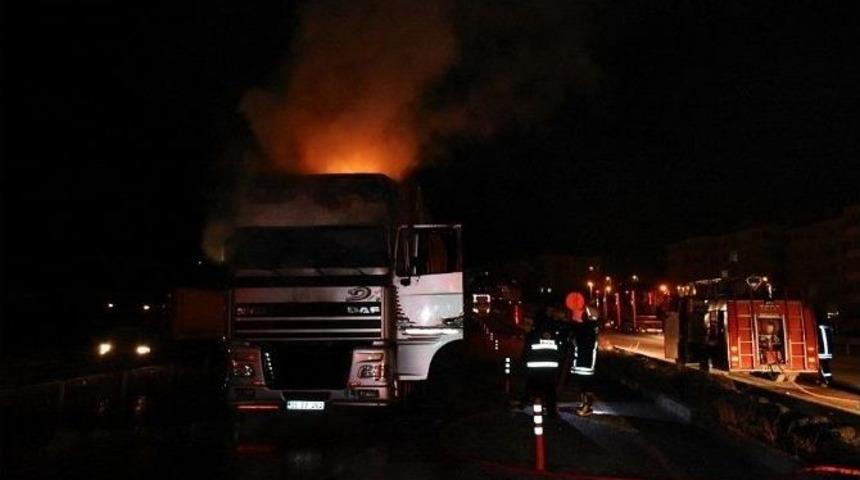 Kastamonu&rsquo;da Beyaz Eşya Y&uuml;kl&uuml; Tır Yandı