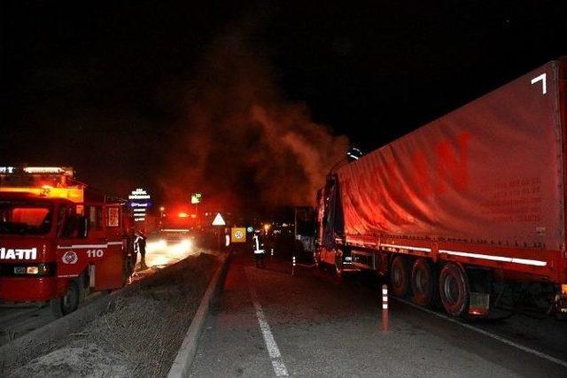 Kastamonu’da Beyaz Eşya Yüklü Tır Yandı