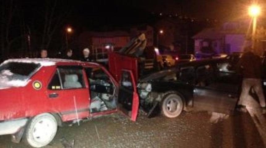 Polisin Dur İhtarına Uymadı Kaza Yaptı: 2 Yaralı