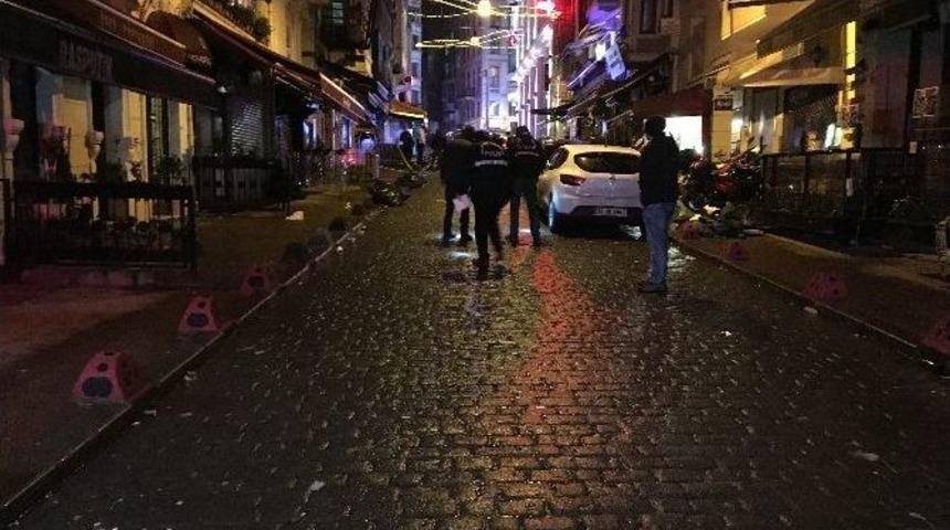 Beyoğlu&rsquo;nda Silahlı Kavga : 1&rsquo;i Polis 4 Yaralı