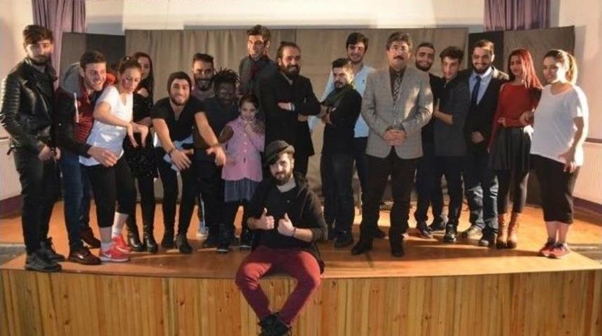 Ardahan Belediyesi Tiyatro G&uuml;nleri Devam Ediyor