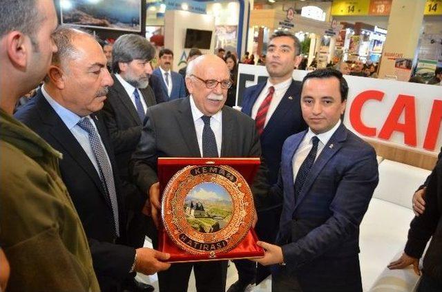 Bakan Avcı, Erzincan Standını Gezdi