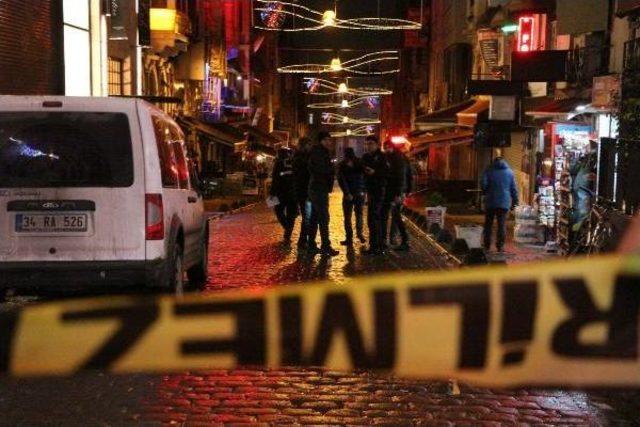 Beyoğlu'nda Silahlı Kavga: 1'i Polis 4 Yaralı