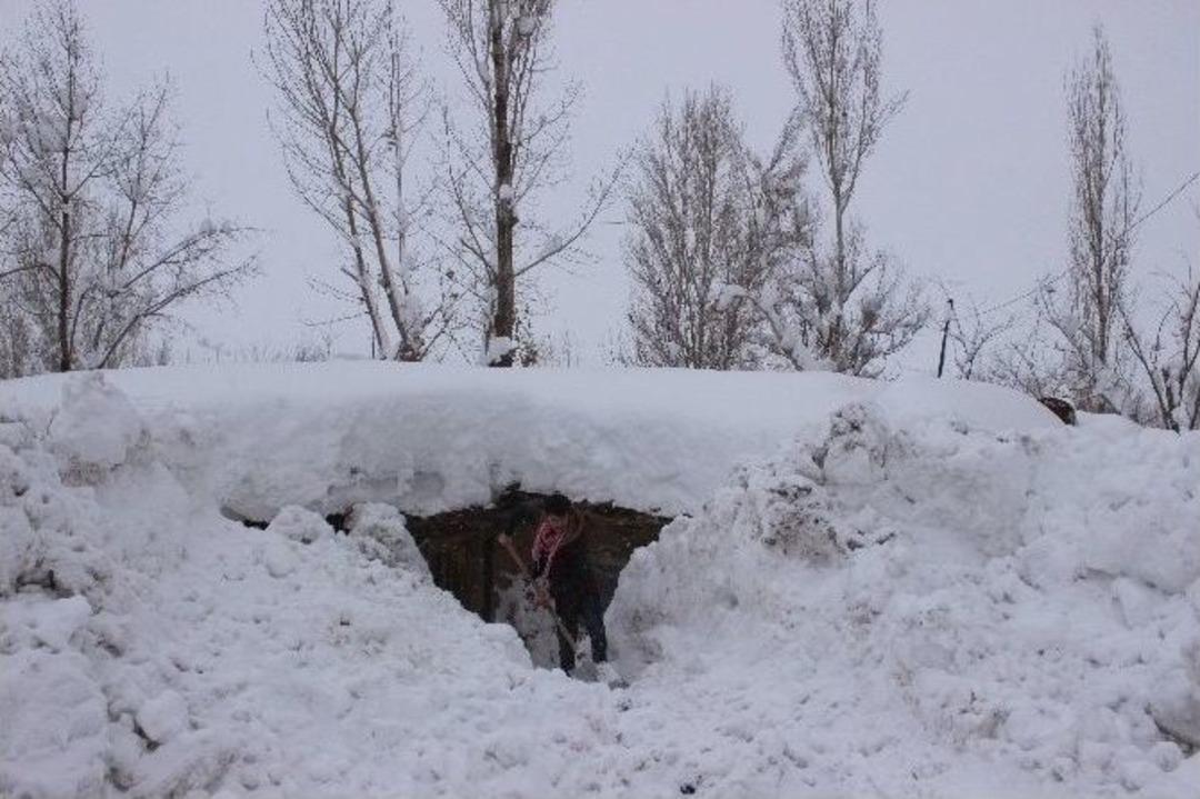 Muş&rsquo;ta Tek Katlı Evler Kara G&ouml;m&uuml;ld&uuml;