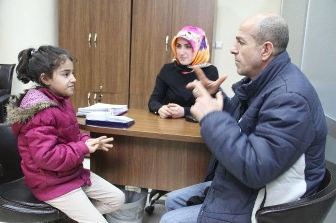 (&ouml;zel Haber) K&uuml;&ccedil;&uuml;k Şevval Engelli Babasının Duyan Kulağı, Konuşan Dili Oluyor