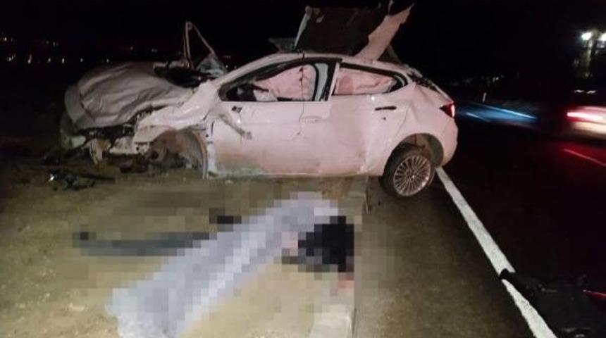 Otomobil Ref&uuml;je &Ccedil;arpıp Takla Attı: 2 &Ouml;l&uuml;, 1 Yaralı