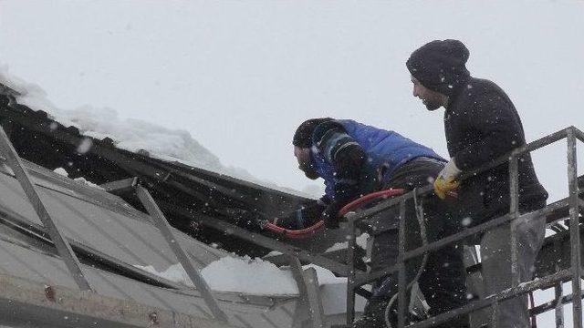 Muş’ta Akaryakıt İstasyonunun Çatısı Çöktü