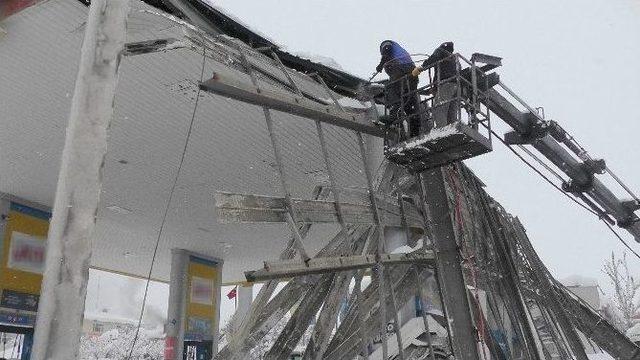 Muş’ta Akaryakıt İstasyonunun Çatısı Çöktü