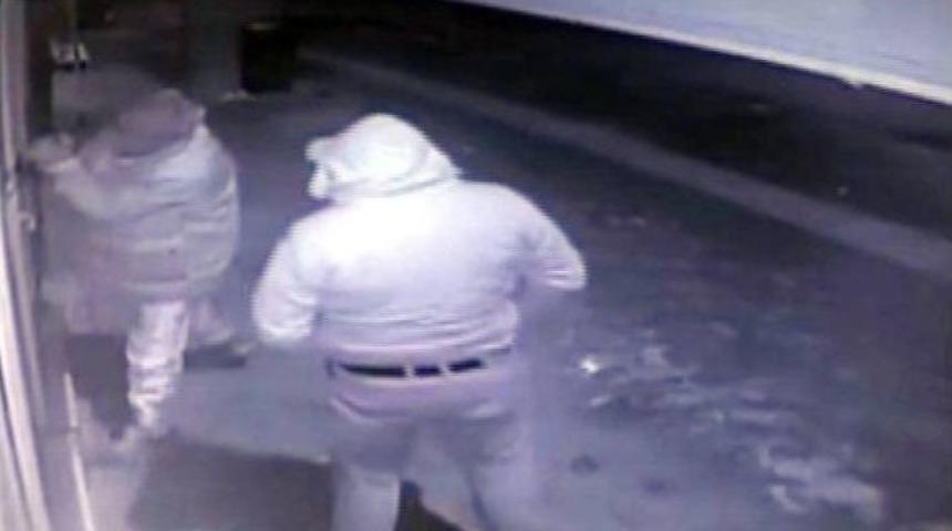 Hırsızlar Parmak İzlerini Mendille Temizleyip Ka&ccedil;tı