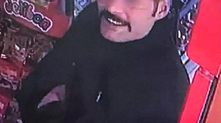 Marketteki Sadaka Kutusunu &Ccedil;aldı