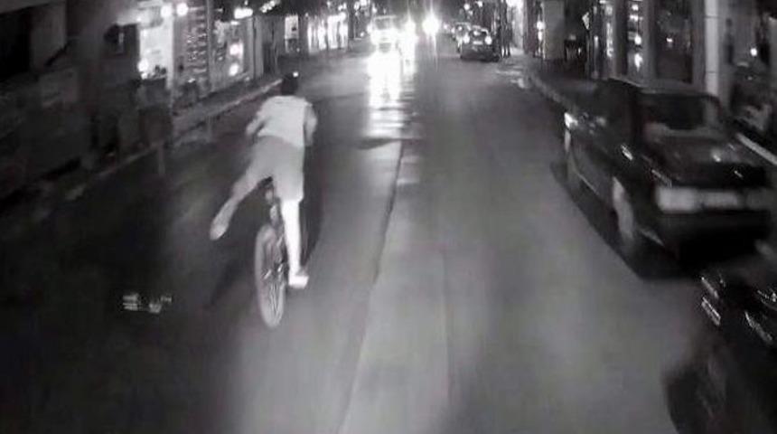 Yoğun Trafikte Akrobatik Hareketler Sergileyen Bisikletli D&uuml;ş&uuml;p Yaralandı