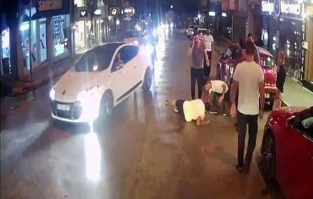 Yoğun Trafikte Akrobatik Hareketler Sergileyen Bisikletli Düşüp Yaralandı