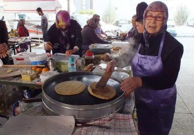 Kalbinde Pille Yaşıyor, Pazarda Börek Satıyor