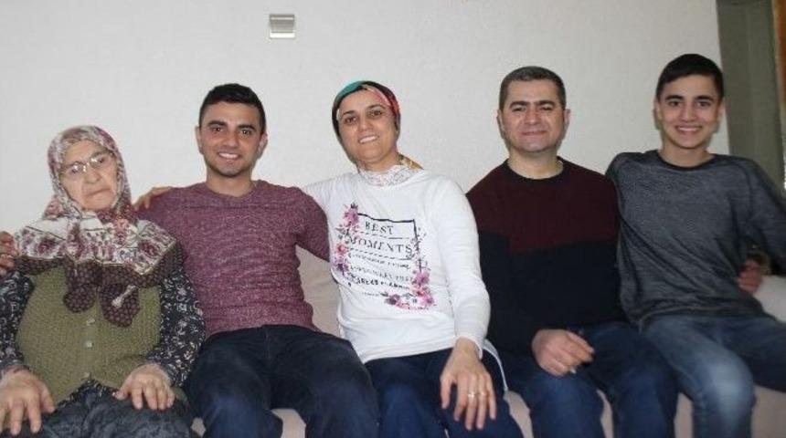 Askerden Habersiz D&ouml;nen Gen&ccedil; Yaptığı S&uuml;rprizle Ailesini Ağlattı